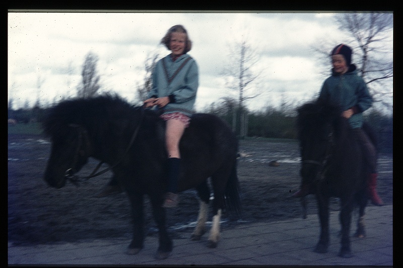 30.Kinderboerderij mrt 1972 Marion,Peter.JPG